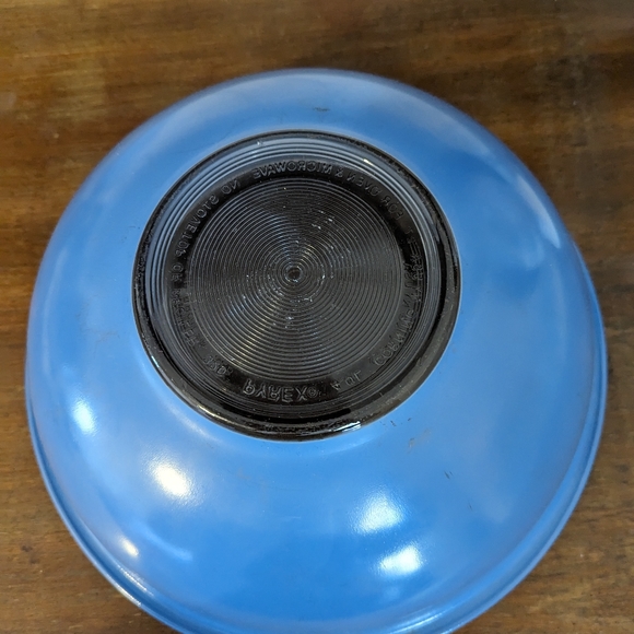 Vintage Pyrex Bowl - Picture 2 of 3